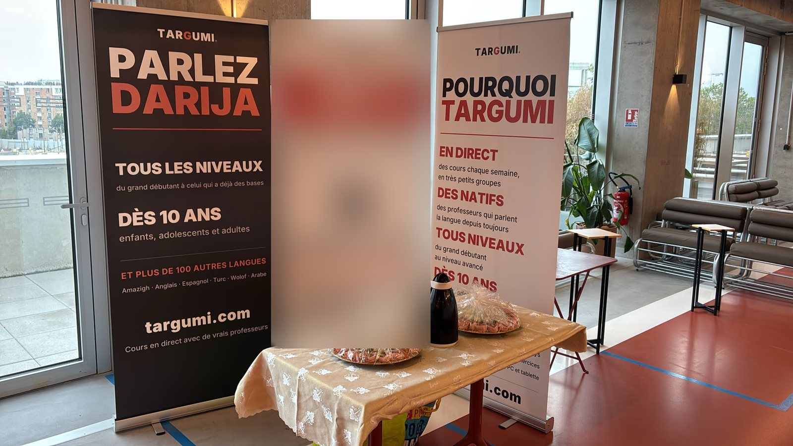 Le stand Targumi au Salon Wasala : kakemonos « Parlez darija » et « Pourquoi Targumi »