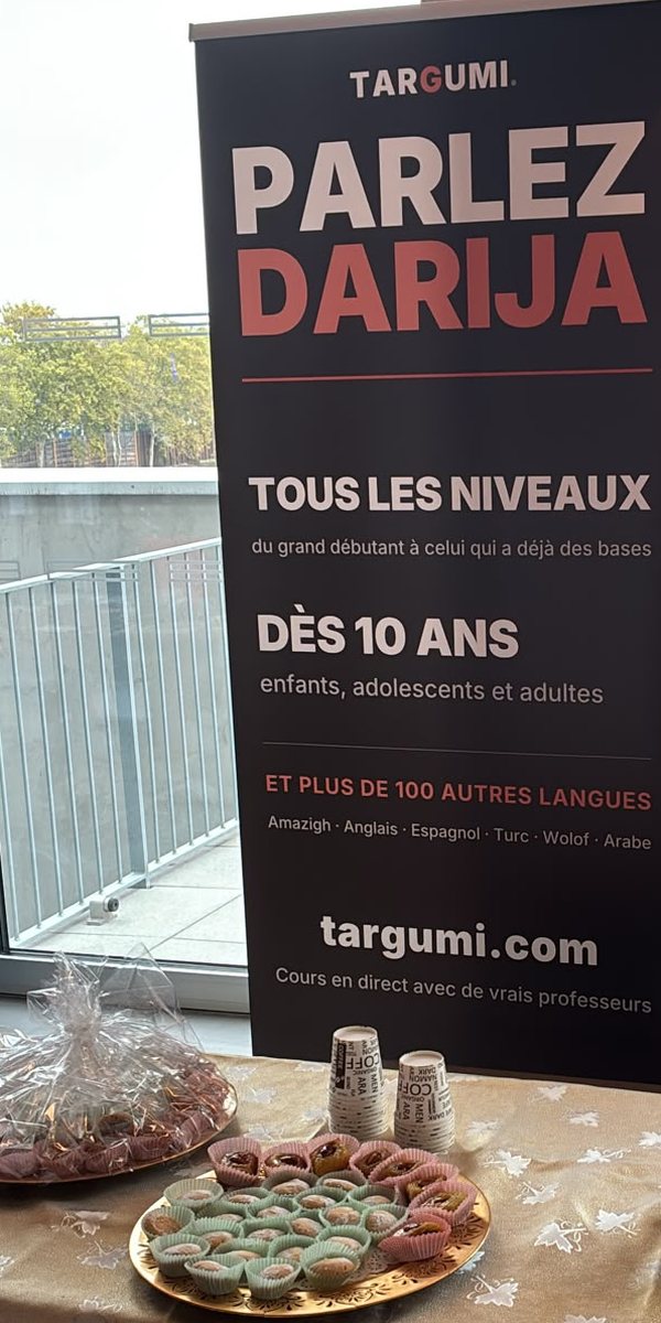 Kakemono « Parlez darija » et pâtisseries marocaines sur le stand Targumi